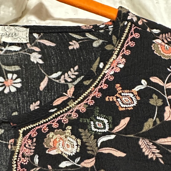 Chic Black Floral Blouse - Picture 10 of 13